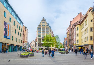 Nürnberg, Almanya, 12 Nisan 2017: İnsanlar Ludwigsplatz Nürnberg, Almanya üzerinde yürüyor