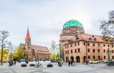 Nürnberg, Almanya, 12 Nisan 2017: İnsanlar Jakobskirche ve Elizabethkirche Nürnberg, Almanya'da geçen
