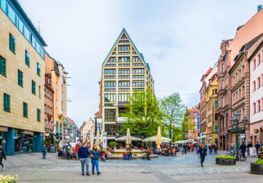 Nürnberg, Almanya, 12 Nisan 2017: İnsanlar Ludwigsplatz Nürnberg, Almanya üzerinde yürüyor