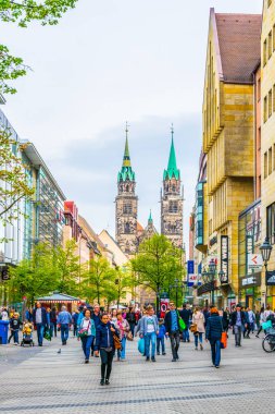 Nürnberg, Almanya, 12 Nisan 2017: İnsanlar üzerinde Karolinenstrasse St. lorenz Katedrali Nürnberg, Almanya'doğru yürüyor