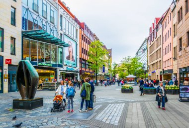 Nürnberg, Almanya, 12 Nisan 2017: İnsanlar üzerinde Karolinenstrasse St. lorenz Katedrali Nürnberg, Almanya'doğru yürüyor