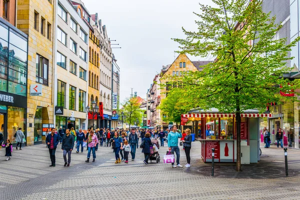 Nurnberg Germany April 2017 People Walking Karolinenstrasse Saint Lorenz Cathedral — Stock Photo, Image