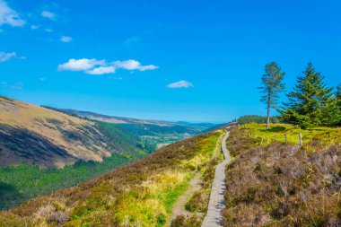 Glendalough, Irelan dolambaçlı bir panoramik yol