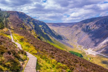 Glendalough, Irelan dolambaçlı bir panoramik yol