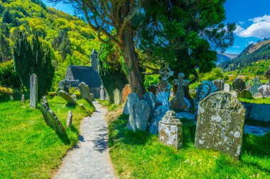 Glendalough yerleşim, Irelan antik bir mezarlıkta