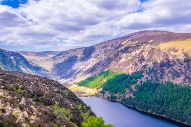 Glendalough, Irelan üst gölde havadan görünümü