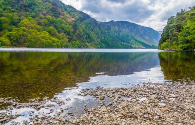 Glendalough, Irelan üst gölde havadan görünümü