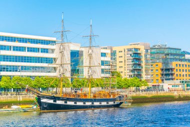 Jeanie Johnston gemi river Liffey Dublin, Irelan yanında demirleme