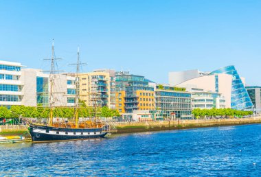 Jeanie Johnston gemi river Liffey Dublin, Irelan yanında demirleme
