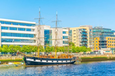 Jeanie Johnston gemi river Liffey Dublin, Irelan yanında demirleme