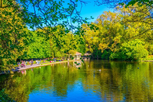 Vista Uma Pequena Lagoa Parque Verde Santo Estêvão Dublin Irelan — Fotografia de Stock