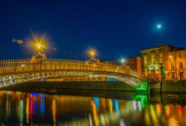 Liffey Dublin, Irelan nehir gece görünümü