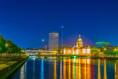 Dublin, Irelan liffey Nehri yanında yer alan özel gören gece manzarası