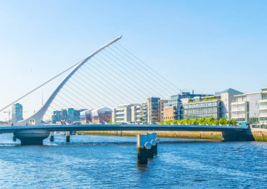 River Liffey Dublin, Irelan köprüden Samuel Beckett