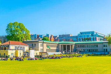 Öğrenciler trinity college Dublin, Irelan içinde bir sahada piknik