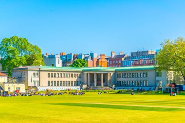Öğrenciler trinity college Dublin, Irelan içinde bir sahada piknik
