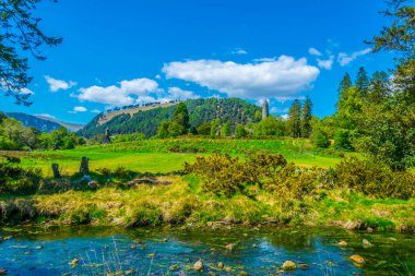 Bir dere, Irelan arkasında Glendalough yerleşim kalıntıları