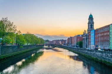 Günbatımı sırasında Irelan hakim Saint Paul Kilisesi Dublin Liffey Riverside