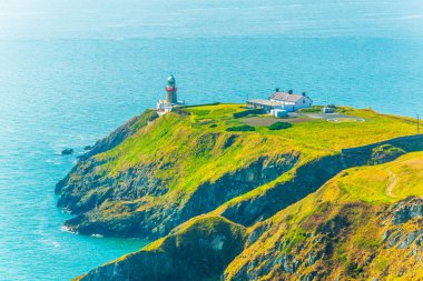 Dublin, Irelan yakınındaki Howth yarımadasının düzensiz kıyı şeridi