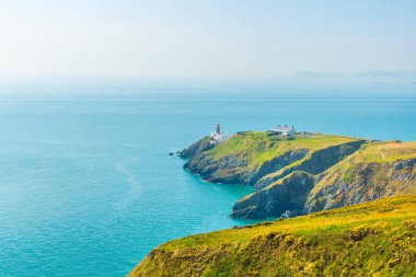 Dublin, Irelan yakınındaki Howth yarımadasının düzensiz kıyı şeridi