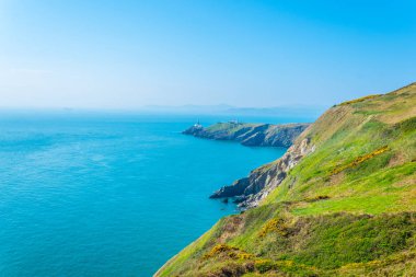 Dublin, Irelan yakınındaki Howth yarımadasının düzensiz kıyı şeridi