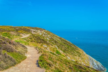 Dublin, Irelan yakınındaki Howth yarımadasının düzensiz kıyı şeridi
