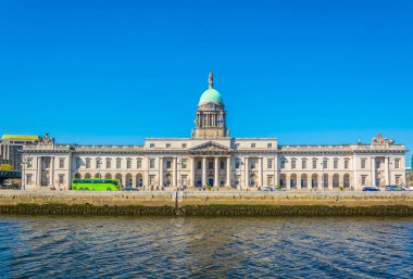 Dublin, Irelan liffey Nehri yanında yer alan Custom house