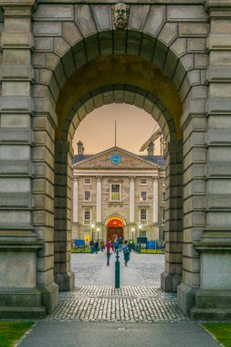 Trinity college Kampüsü Dublin, Irelan içinde Meclis meydanında bir yapının görünümü