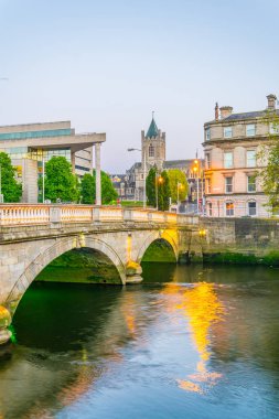 Liffey Dublin, Irelan riverside gün batımı görünümü