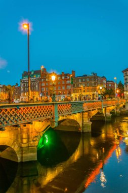 River Liffey Dublin, Irelan grattan köprüden gün batımı görünümü