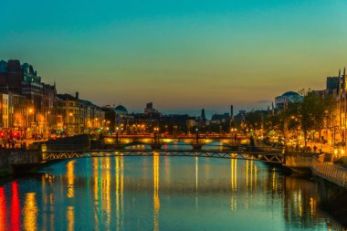 Liffey Dublin, Irelan riverside gün batımı görünümü