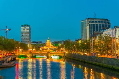 Liffey Dublin, Irelan riverside gün batımı görünümü
