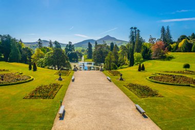 Powerscourt gardens Irelan dağda Sugarloaf doğru üzerinde göster