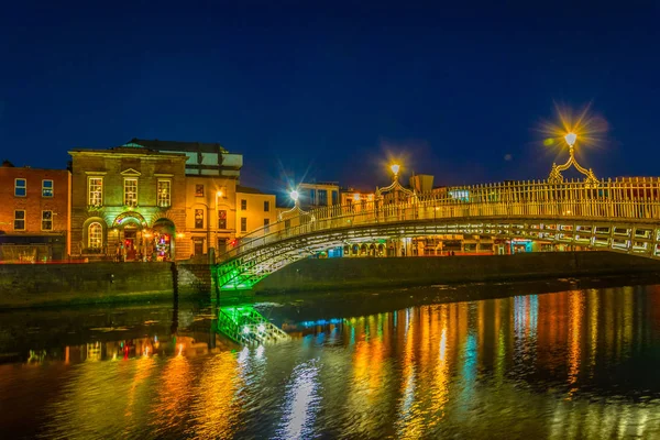 Liffey Dublin Irelan Nehir Gece Görünümü — Stok fotoğraf