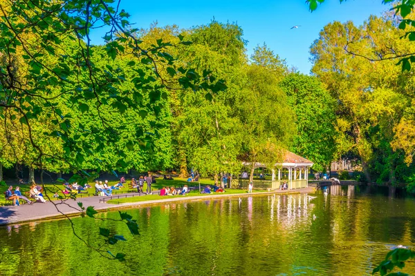 Vista Uma Pequena Lagoa Parque Verde Santo Estêvão Dublin Irelan — Fotografia de Stock