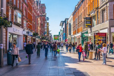Dublin, İrlanda, 9 Mayıs 2017: İnsanlar Merkezi Dublin, Irelan yoğun bir cadde ile gezinme