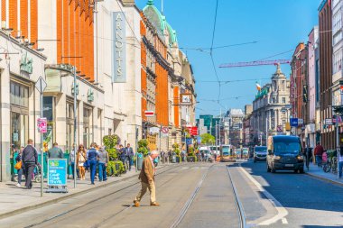 Dublin, İrlanda, 9 Mayıs 2017: İnsanlar Merkezi Dublin, Irelan yoğun bir cadde ile gezinme