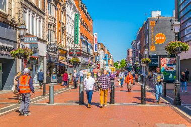 Dublin, İrlanda, 9 Mayıs 2017: İnsanlar Merkezi Dublin, Irelan yoğun bir cadde ile gezinme