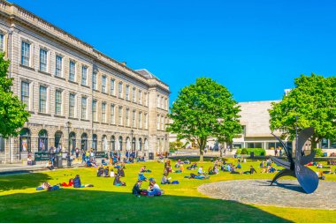 Dublin, İrlanda, 9 Mayıs 2017: Öğrenciler trinity college Dublin, Irelan içinde bir sahada piknik