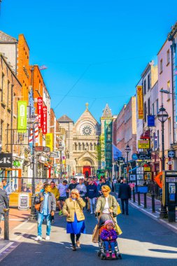 Dublin, İrlanda, 9 Mayıs 2017: İnsanlar Merkezi Dublin, Irelan yoğun bir cadde ile gezinme