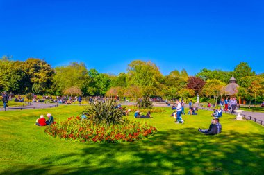 Dublin, İrlanda, 9 Mayıs 2017: İnsanlar bir alanı içinde Dublin, Irelan Saint Stephen's Green park piknik