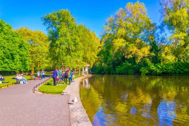 Dublin, İrlanda, 9 Mayıs 2017: Saint Stephen's Green park Dublin, Irelan küçük bir su birikintisi görünümünü