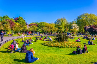 Dublin, İrlanda, 9 Mayıs 2017: İnsanlar bir alanı içinde Dublin, Irelan Saint Stephen's Green park piknik