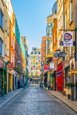 Dublin, İrlanda, 9 Mayıs 2017: İnsanlar Dublin, İrlanda'nın Temple bar bölgesinde yoğun bir cadde ile gezinme