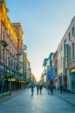 Dublin, İrlanda, 9 Mayıs 2017: İnsanlar Merkezi Dublin, Irelan yoğun bir cadde ile gezinme