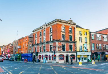 Dublin, İrlanda, 10 Mayıs 2017: Dublin'in, Irelan bir sokakta gün batımı görünümü