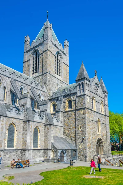 Дублин Ирландия Мая 2017 Года Люди Сидят Перед Храмом Христа — стоковое фото