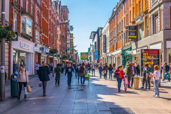 Dublin Ireland May 2017 People Strolling Busy Street Central Dublin — Stock Photo, Image