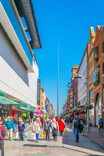 Dublin Ireland May 2017 People Strolling Henry Street Spire Monument — Stock Photo, Image