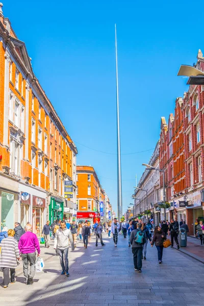 Dublin Ireland May 2017 People Strolling Henry Street Spire Monument — Stock Photo, Image